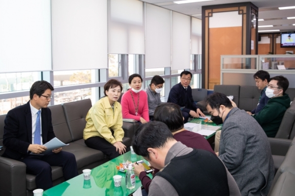 김현미 국토교통부 장관이 6일 국토부 기자실에서 취재진과 만나 여객운수사업법 개정안에 대한 견해를 밝혔다. (국토교통부 제공)/그린포스트코리아