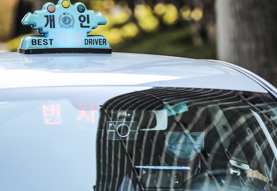 5일 오후 서울 종로구 광화문역 인근 도로에서 한 개인택시 기사가 마스크를 착용한 채 이동하고 있다. 사진은 기사의 이해를 돕기 위한 것으로, 사진에 등장한 택시는 기사 속 특정 내용과 관계 없음. (뉴스핌 제공)/그린포스트코리아