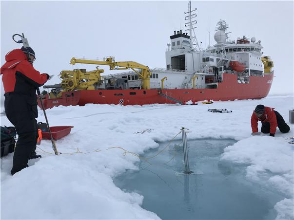 극지연구소 북극해빙예측사업단은 이 해빙에서 해류 바람 등의 외부 힘과 해빙 조각간 상호작용에 의해 해빙 내부의 힘의 균형이 붕괴됨에 따라 발생한 다수의 파쇄선을 발견했다. (사진 극지연구소 제공)/그린포스트코리아