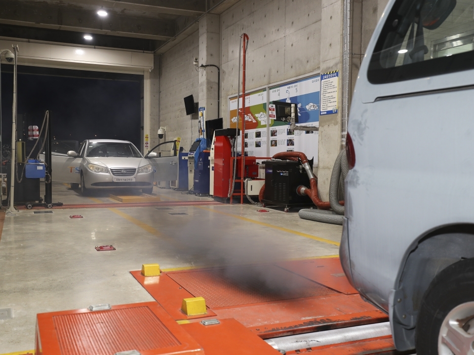 배출가스 부적합 차량 후방 주행시 차량 실내 공기 질 영향성 확인하는 시험 장면. (사진 한국교통안전공단 제공)/그린포스트코리아
