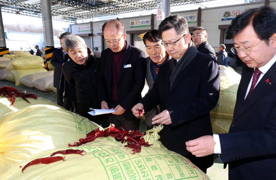 김현수 농식품부 장관(오른쪽 두번째)이 안동·서안동농협 산지공판장을 방문했다. (농식품부 홈페이지 캡쳐) 2020.3.16/그린포스트코리아