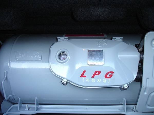앞으로 계도 기간을 거쳐 자동차용 액화석유가스(LPG) 정량검사 제도가 본격 시행된다. 사진은 LPG 차 연료탱크 모습. (그린포스트코리아DB)/그린포스트코리아