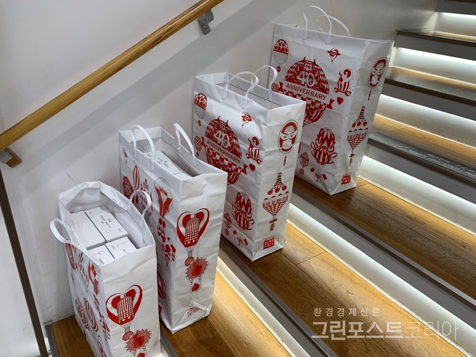 롯데면세점 본점에 있는 계단에 상품 상자가 담긴 비닐봉투가 줄줄이 놓여 있다. (김형수 기자) 2020.3.20/그린포스트코리아