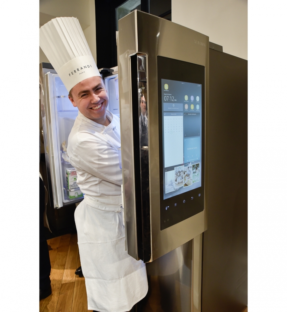스마트 냉장고들은 보관 중인 식재로를 스스로 인식해 레시피를 보여주거나 식재료를 직접 주문하기도 한다. 사진은 삼성전자가 프랑스 파리 ‘갤러리 라파예트’ 오픈한 쿠킹 스튜디오. (삼성 뉴스룸 제공)/그린포스트코리아