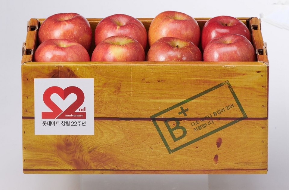롯데마트는 충주 사과농가를 돕기 위해 사과를 판매한다. (롯데마트 제공) 2020.4.2/그린포스트코리아