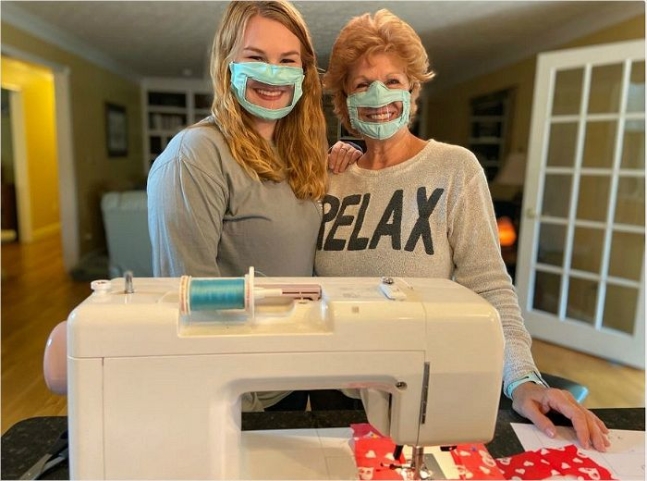 미국의 한 대학생이 어머니와 함께 청각장애인을 위한 마스크를 만들었다. 이 학생은 청각장애인과 언어장애인을 위한 특수교육학을 전공한다. 사진은 해당 내용을 보도한 WLEX-TV 화면 (네이버 CBS노컷뉴스 캡쳐)/그린포스트코리아