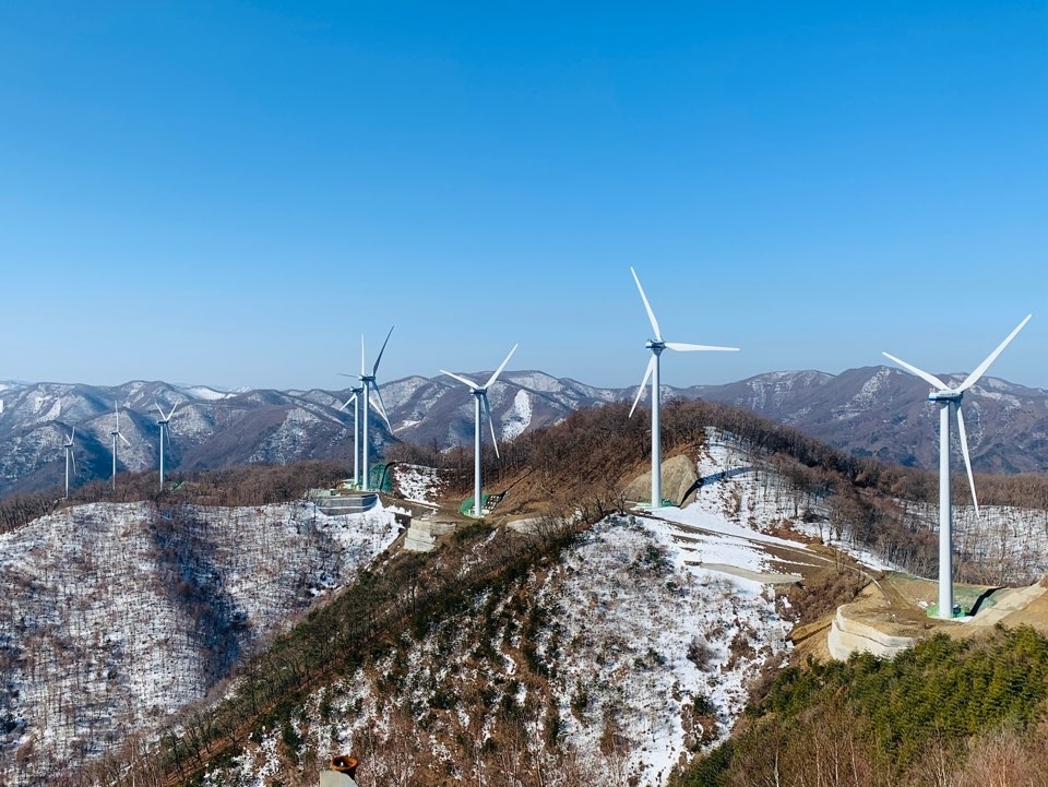 대표적인 신재생에너지인 풍력발전. 사진은 한국남부발전의 강원도 태백시의 귀네미풍력단지(한국남부발전 제공)/그린포스트코리아