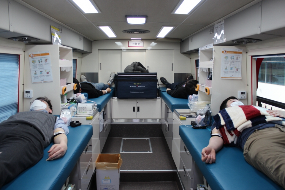 LG화학 오창공장 임직원들이 코로나19 극복을 위해 헌혈을 하고 있다. (LG화학 제공)/그린포스트코리아