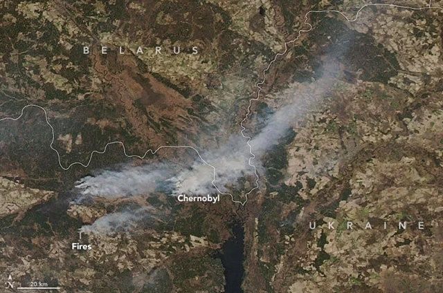 우크라이나 체르노빌 원전 부근에서 발생한 산불 모습이 미국 항공우주국(NASA) 인공위성에 포착됐다. 사진은 NASA 아쿠아 위성이 4월 8일 촬영한 체르노빌 원전 부근 산불 모습. (지디넷코리아 캡쳐)/그린포스트코리아