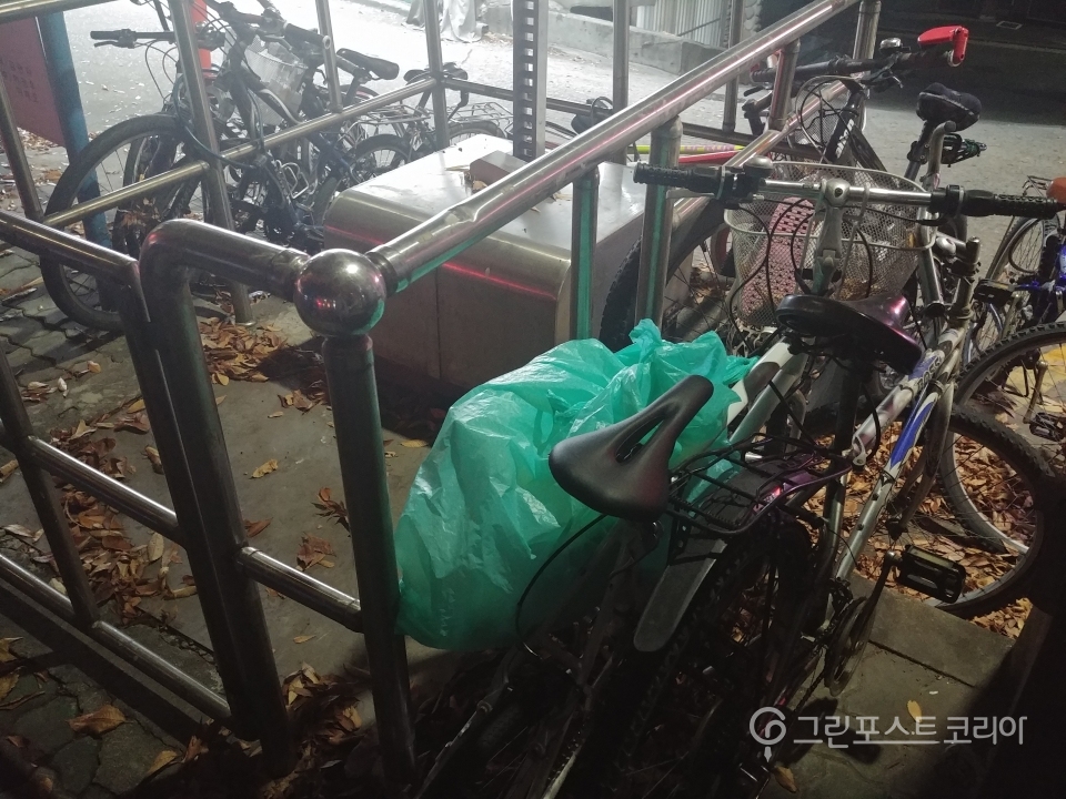 지난 25일 방치된 것으로 추정되는 자전거 인근이 쓰레기장으로 변해 있었다. (김동수 기자) 2019.11.25/그린포스트코리아