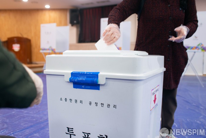 21대 총선에 한표를 행사하기 위해 투표소를 찾은 주민(뉴스핌제공) / 그린포스트코리아