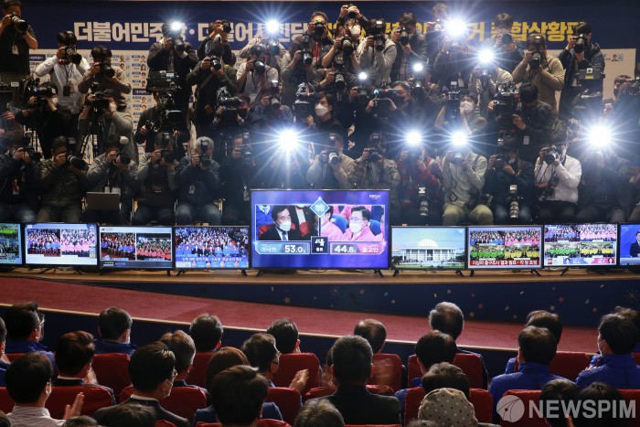 여당 관계자들이 서울 여의도 국회 의원회관에 마련된 개표상황실에서 방송사 출구조사 발표를 지켜보는 모습 (뉴스핌 제공)/그린포스트코리아