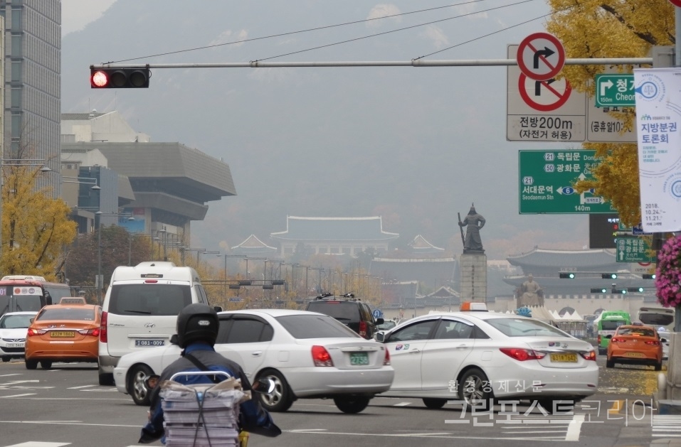 사진은 서울시내의 뿌연 하늘 모습. 환경부는 온실가스를 감축하기 위해 자동차 탄소포인트제 인센티브를 2배 확대하고 참여 제한을 완화한다. (그린포스트코리아DB)/그린포스트코리아
