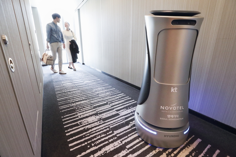 KT는 AI(인공지능) 기술을 폭넓게 활용할 계획이다. 사진은 서울시내 호텔에 실제로 투입된 KT의 인공지능 호텔로봇의 모습 (KT 제공)/그린포스트코리아