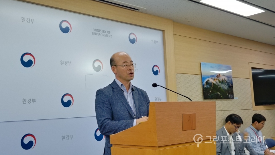 김영민 환경부 교통환경과장이 24일 배출가스 부품 리콜 계획에 대해 브리핑하고 있다. (송철호 기자) 2019.9.24/그린포스트코리아
