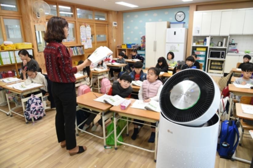 LG가 지원한 공기청정기가 설치된 경기 파주시 문산동초등학교 1학년 교실. (사진 LG 제공)/그린포스트코리아