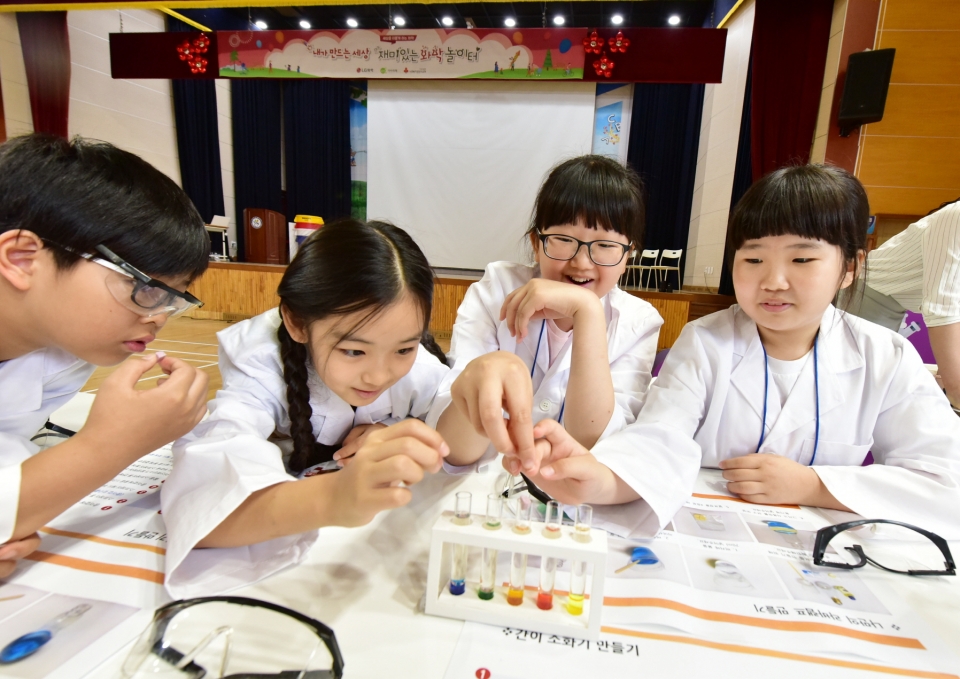 LG화학의 대표적 사회공헌 활동인 '내가 만드는 세상, 재미있는 화학 놀이터'에 참여한 어린이들이 실험을 하고 있다. (LG화학 제공)/그린포스트코리아