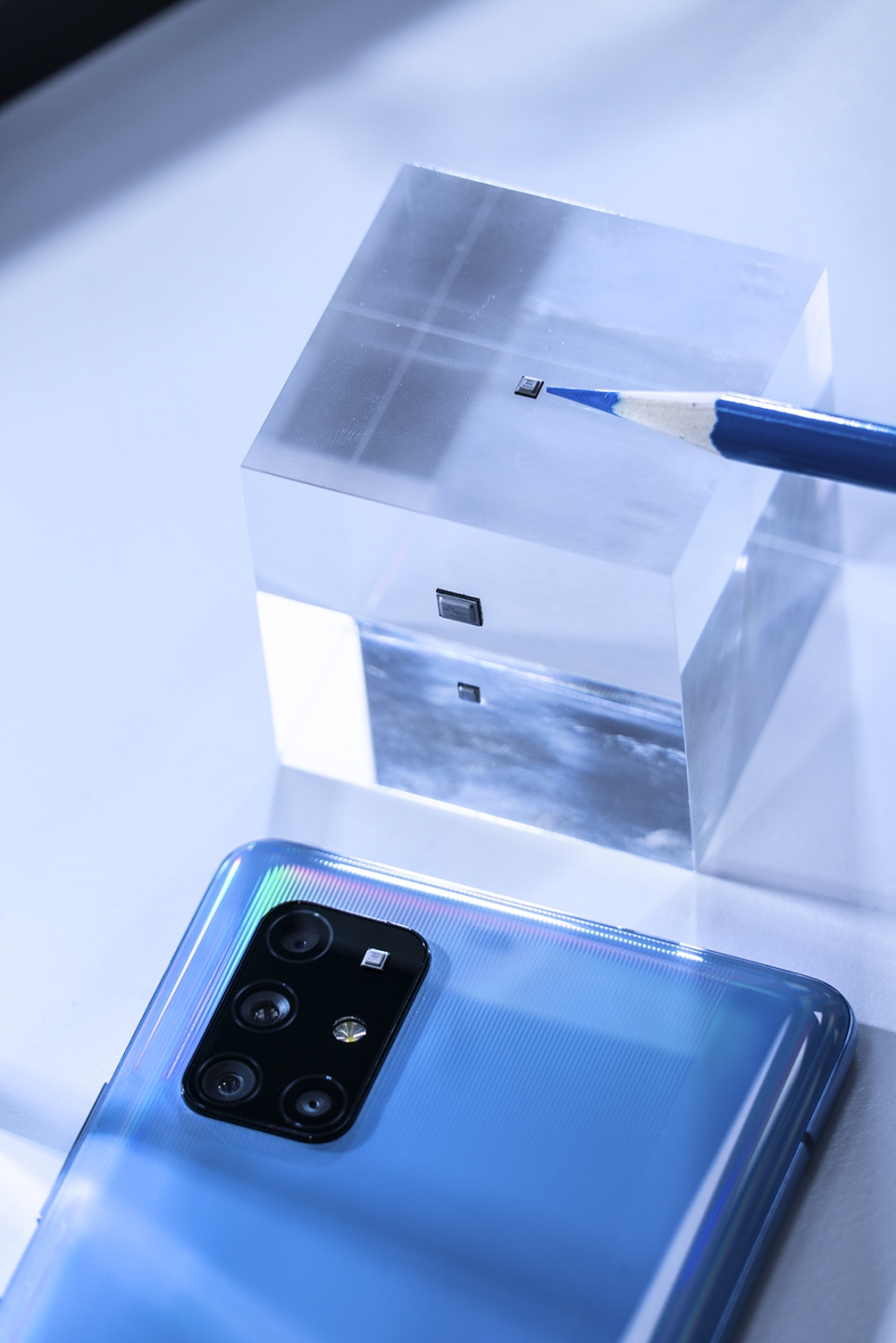 SK텔레콤은 자회사 IDQ, 삼성전자, 국내 강소기업들과 손잡고 세계 최초로 양자난수생성 칩셋을 탑재한 5G 스마트폰을 출시하는데 성공했다. (SK텔레콤 제공)/그린포스트코리아