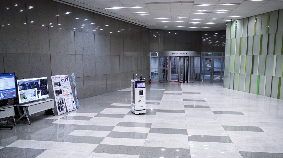 코로나19방역로봇이 서울 중구 을지로 소재 SK텔레콤 본사에서 방역을하고 있는 모습 (SK텔레콤 제공)/그린포스트코리아