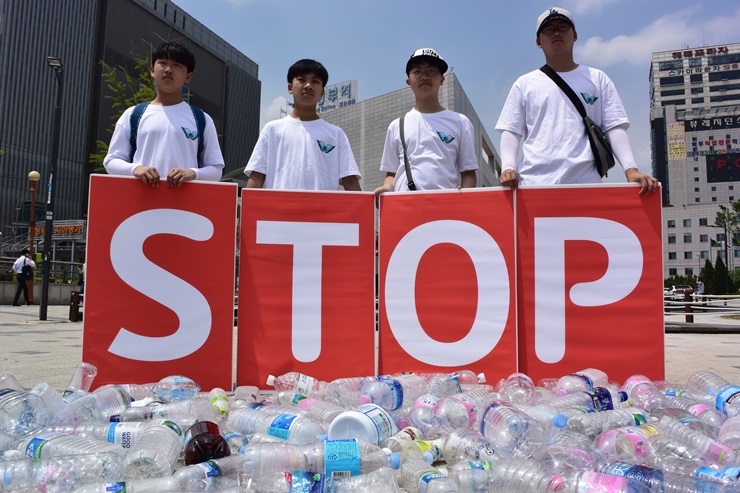 의정부 청소년 140명이 세계 환경의 날을 기념해 '플라스틱 사용 그만' 캠페인을 진행했다. (의정부녹색소비자연대 제공)