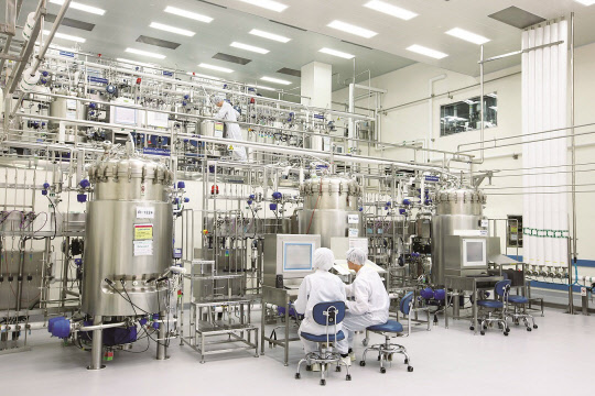 셀트리온 제1공장에서 생산직 직원들이 바이오의약품 복제약(바이오시밀러)을 생산하고 있다. (셀트리온 제공)/그린포스트코리아