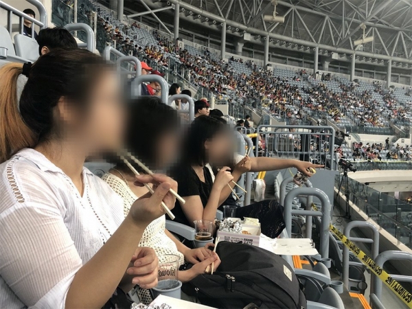 프로야구 고척 돔구장에서 맥주와 치킨을 먹으며 경기를 즐기는 관객들의 모습. (사진은 2018년 6월22일) 본사DB/그린포스트코리아