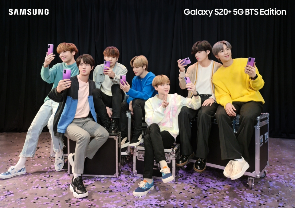 방탄소년단 멤버들을 상징하는 7개의 퍼플 하트가 디자인된 '갤럭시 S20+ BTS 에디션' 패키지에는 스마트폰을 꾸밀 수 있는 BTS 멤버들의 스티커와 소장용 포토카드가 포함된다.
