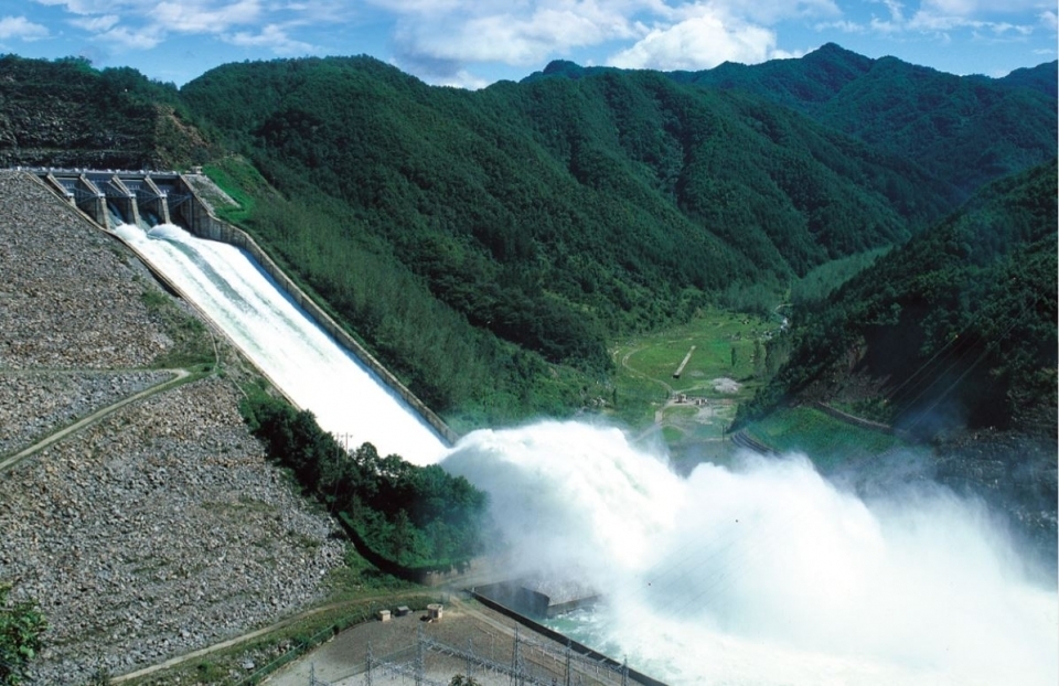 환경부와 한국수자원공사는 국내 물 산업 혁신창업 활성화를 위해 ‘2020 대한민국 물 산업 혁신창업 대전(STARTUP WATER)’을 개최한다. 우수 아이템에 대해서는 한국수자원공사가 관리하는 전국의 댐과 정수장을 성능시험장(테스트베드)으로 제공할 계획이다. (한국수자원공사 제공)/그린포스트코리아