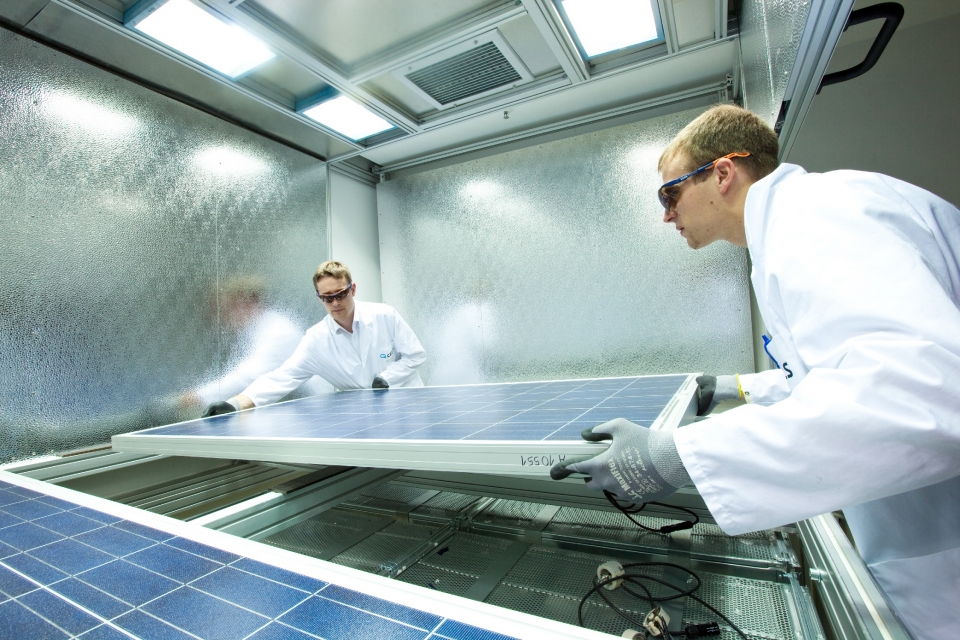한화큐셀 독일 기술혁신센터 태양광 모듈 품질 테스트 모습. (한화큐셀 제공)/그린포스트코리아