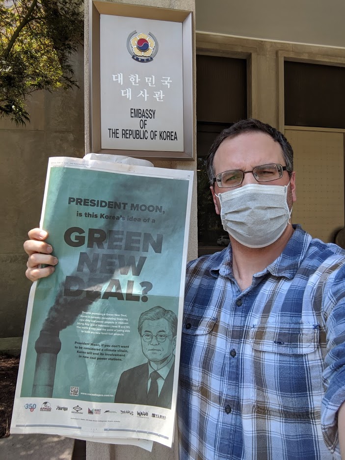 미국 환경단체 활동가가 워싱턴DC 주미한국대사관 앞에서 신문광고를 들고 항의하고 있다. (사진 Oil Change International 제공)/그린포스트코리아