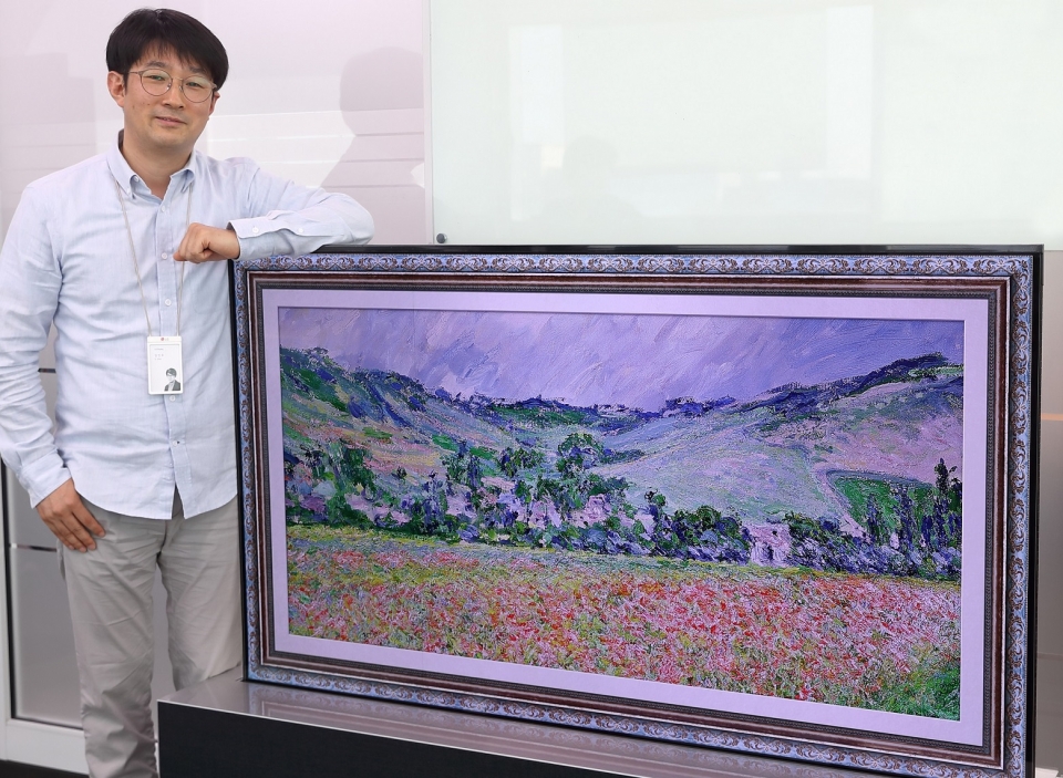 LG디스플레이 OLED TV기구설계 2팀 김인주 팀장이 세계최초 롤러블 OLED TV 패널 개발공로를 인정받아 ‘올해의 발명왕’을 수상했다. (LG디스플레이 제공)/그린포스트코리아