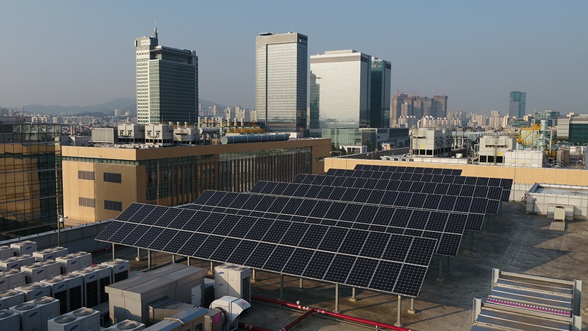 삼성전자는 ‘2020년까지 미국, 유럽, 중국 지역의 모든 사업장에서 100% 재생에너지 사용을 추진한다’는 계획을 발표했다. 사진은 삼성전자 수원사업장 소재단지 옥상에 설치된 태양광 발전 패널 모습. (삼성전자 뉴스룸 제공)/그린포스트코리아