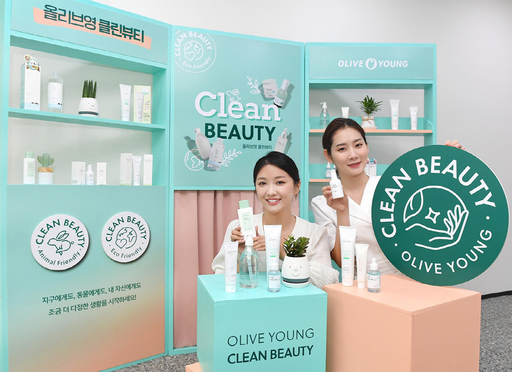 CJ올리브영은 업계 최초로 '올리브영 클린뷰티(Clean Beauty)'라는 자체 기준을 만들고, 국내 시장 확대에 나선다고 29일 밝혔다. 가성비 좋은 국내 신진 브랜드를 앞세운 클린뷰티를 K뷰티의 새 동력으로 적극 육성한다는 계획이다/CJ올리브영 제공