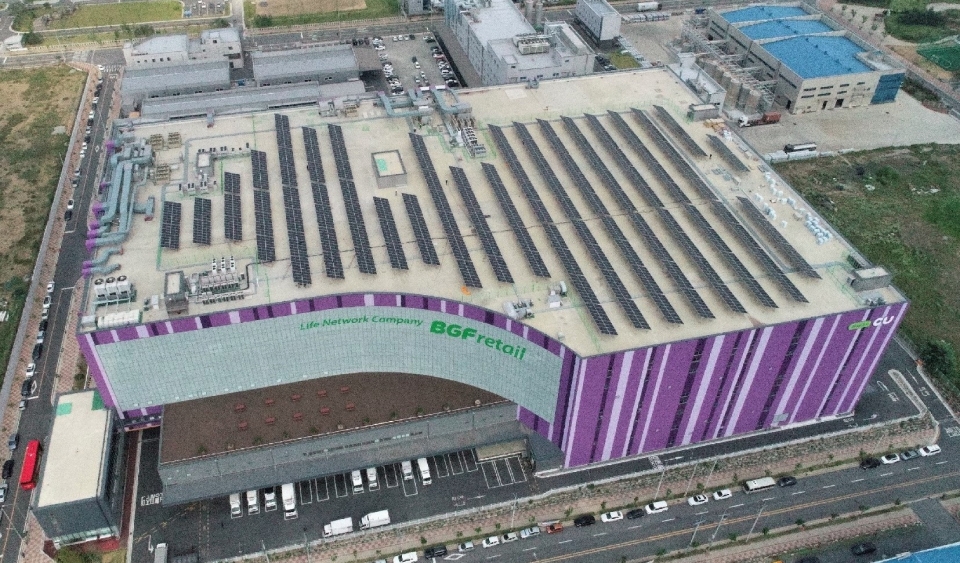 BGF리테일 중앙물류센터에 설치된 태양광 발전소 모습. (한화큐셀 제공)/그린포스트코리아