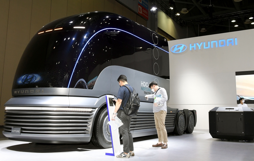 현대자동차가 ‘수소모빌리티+쇼’에서 공개한 수소전용 대형트럭 콘셉트카 ‘HDC-6 넵튠’을 관람객들이 살펴보고 있는 모습. (현대자동차 제공)/그린포스트코리아
