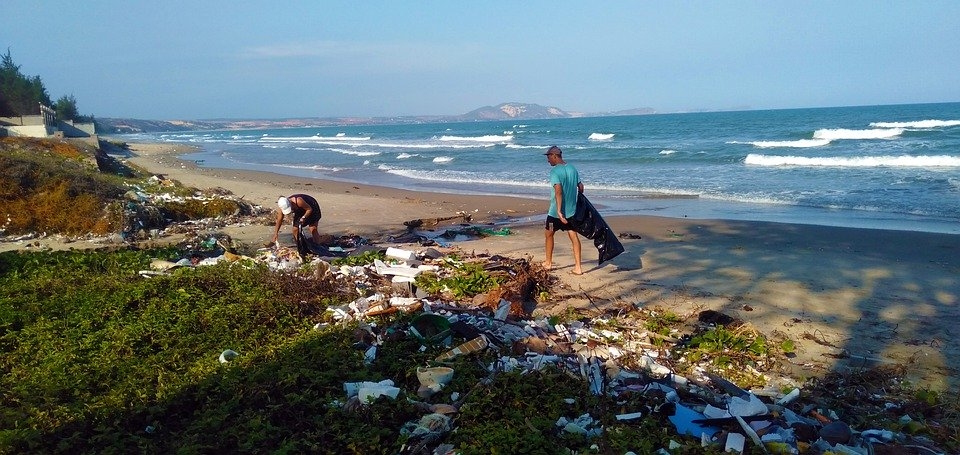 환경단체 그린피스가 ‘비닐봉투 안 쓰는 날(7월 3일)’을 맞아 일회용 문화에 대해 지적하고 나섰다. 사진은 쓰레기가 쌓인 해외 한 바닷가의 모습. (픽사베이 제공)/그린포스트코리아