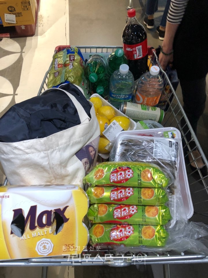 대한민국 동행세일 기간에 마트를 방문해 쇼핑중인 한 소비자의 장바구니 모습/그린포스트코리아