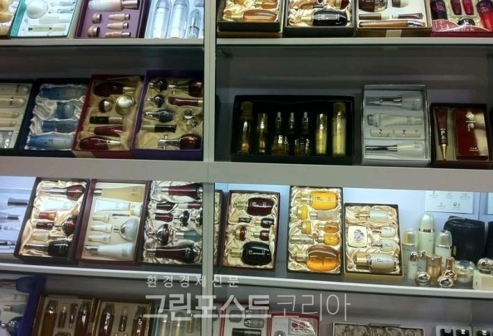 중국의 한 백화점에 나열되어 있는 한국 화장품들/그린포스트코리아