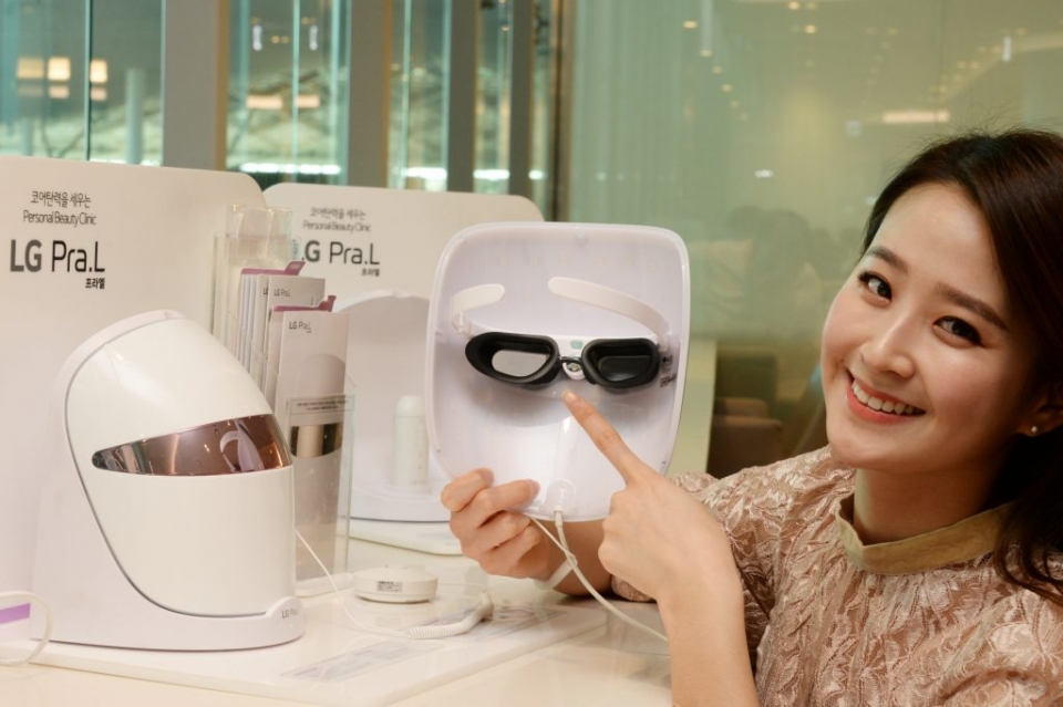 LG전자가 출시한 ‘LG 프라엘 더마 LED 마스크가 업계 최초로 ‘비의료용 LED 마스크 형태 제품 예비안전기준’ 시험을 통과했다. (LG전자 제공)/그린포스트코리아