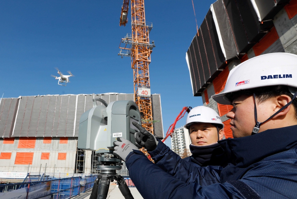 김포에서 건설중인 e편한세상 김포 로얄하임 현장에서 대림산업 직원들이 3D스캐너와 드론을 활용해 BIM 설계에 필요한 측량자료를 촬영하고 있다. (대림산업 제공)/그린포스트코리아