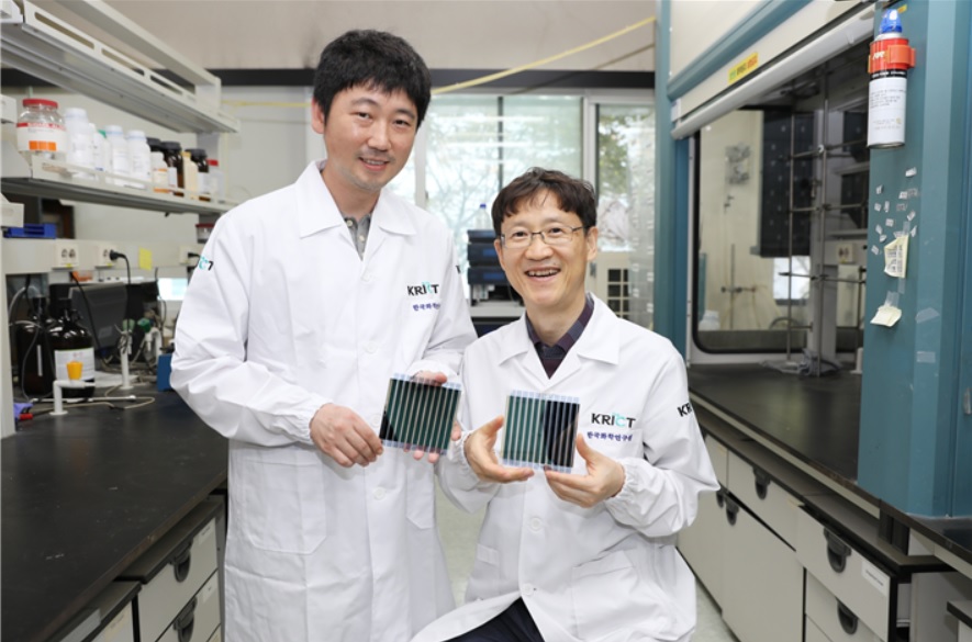 한국화학연구원 에너지소재연구센터 송창은(左) 박사와 신원석(右) 박사가 새로 개발한 광활성 신소재가 적용된 유기태양전지를 들고 있다. (한국화학연구원 제공)/그린포스트코리아