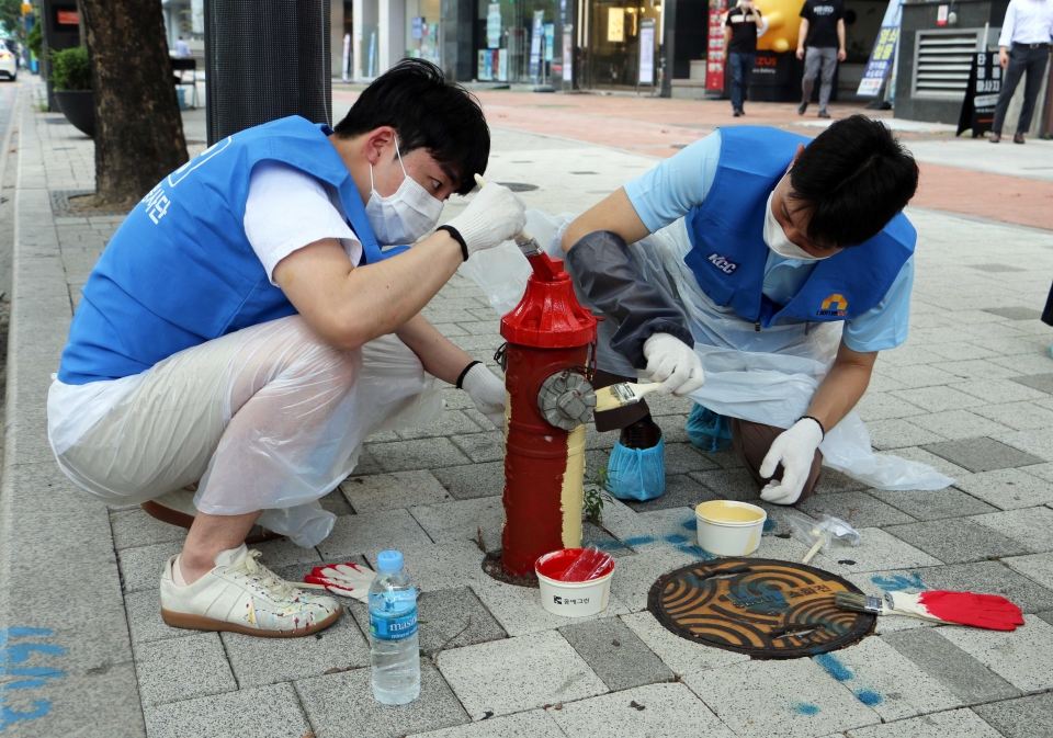 KCC 행복나눔 봉사단 직원들이 소화전에 색을 칠하고 있다. (KCC 제공)/그린포스트코리아
