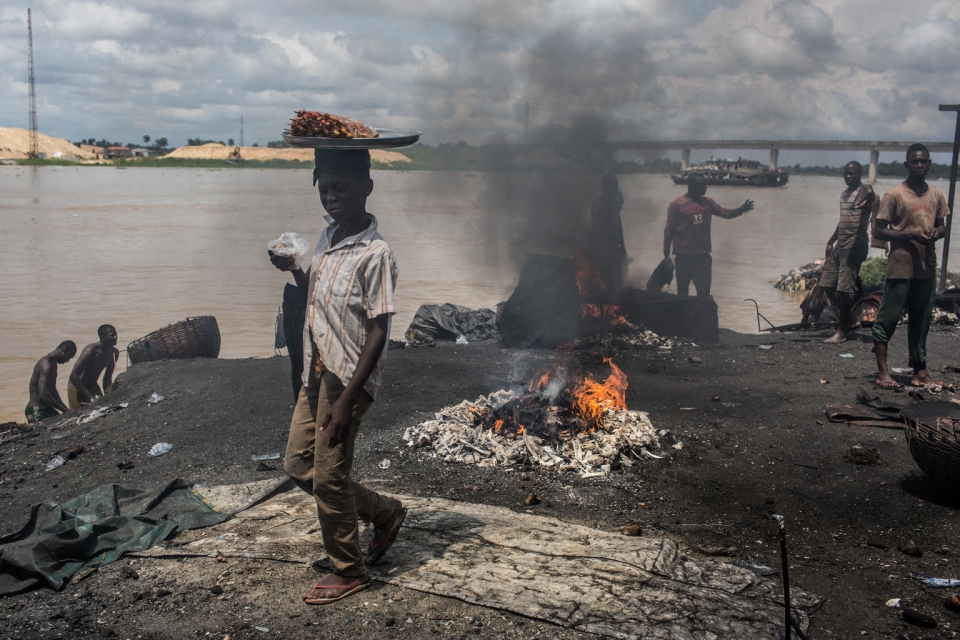 유니세프가 전 세계 어린이의 34%가 납 중독 상태라고 밝혔다. 사진은 나이지리아 바이엘사주 도살장에서 타이어와 전선, 알루미늄 캔 등을 태우는 모습. (유니세프한국위원회 제공)/그린포스트코리아
