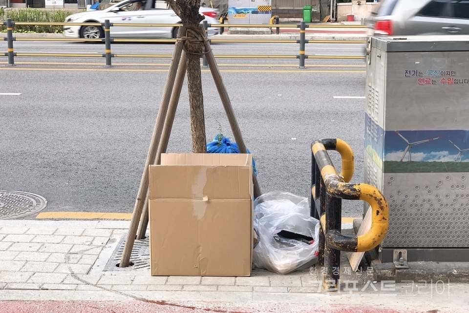 거리에는 쓰레기통이 많아야 할까, 아니면 적어야 할까. 사진은 서울시내 한 도로에 쌓여있는 쓰레기 모습. (본사 DB)/그린포스트코리아