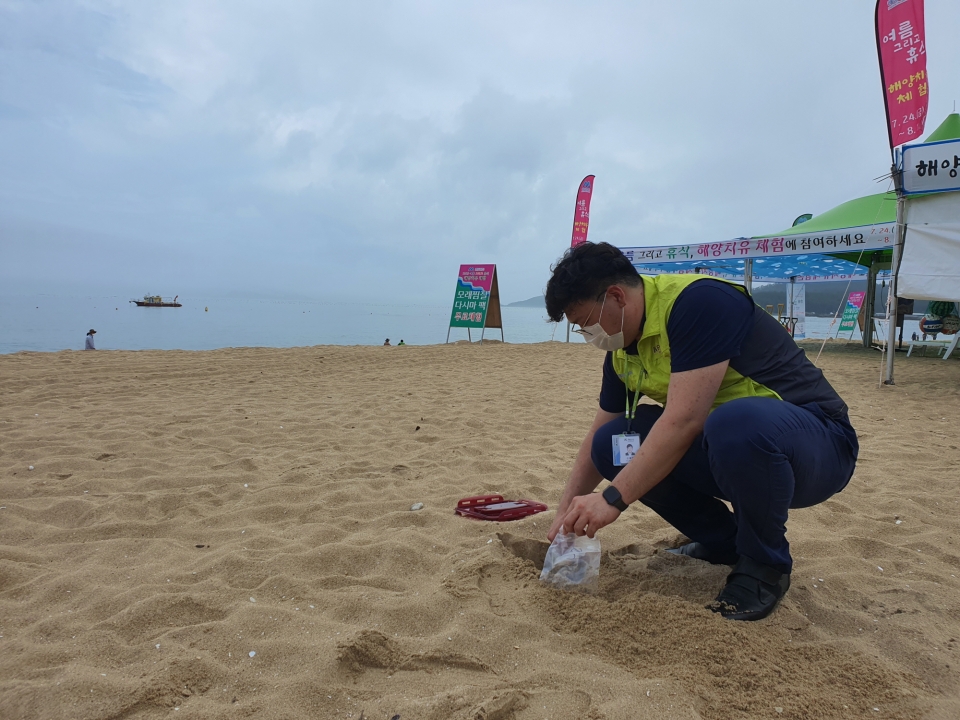 한국석유관리원이 본격적인 휴가철을 맞아 국내 주요 해수욕장 백사장 모래의 오염 여부를 검사한다. (한국석유관리원 제공)/그린포스트코리아