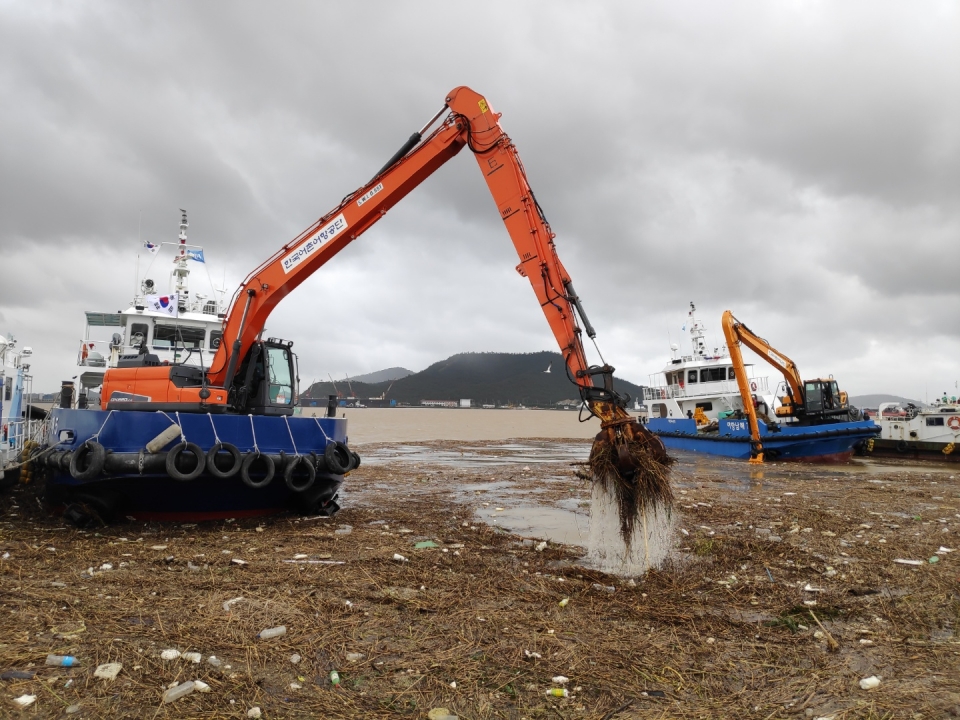 한국어촌어항공단이 지난 8월 9일부터 오는 8월 18일까지 전남 목포항에 어항관리선 2척을 투입해 해양쓰레기 수거지원 활동을 펼치고 있다고 밝혔다. (한국어촌어항공단 제공)/그린포스트코리아