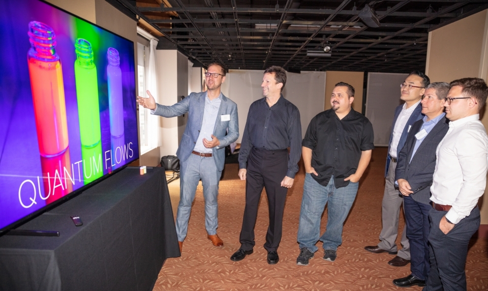디스플레이 업계 전문가들이 11일(현지 시간) 미국 뉴욕 맨해튼에서 열린 '8K 디스플레이 서밋'에 참석해 삼성 QLED 8K TV로 8K 화질을 체험하고 있다.(삼성전자 제공) 2019.6.12/그린포스트코리