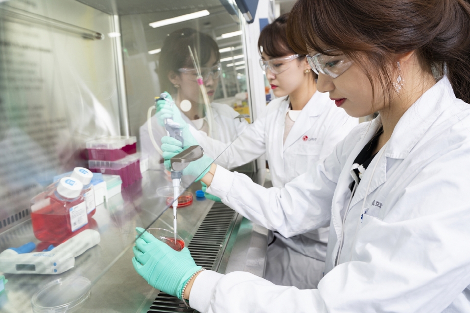 LG화학 생명과학사업본부 직원들이 신약 연구를 진행하고 있다. (LG화학 제공)/그린포스트코리아