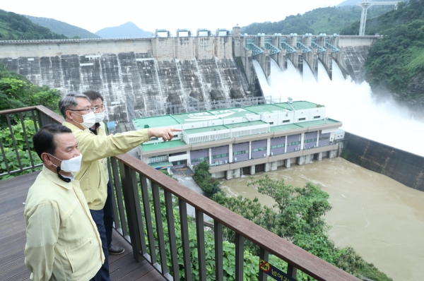 한국수자원공사 박재현사장(가운데)이 지난4일 충주댐을 찾아 둘러보고 있다.(사진 수자원공사)/그린포스트코리아