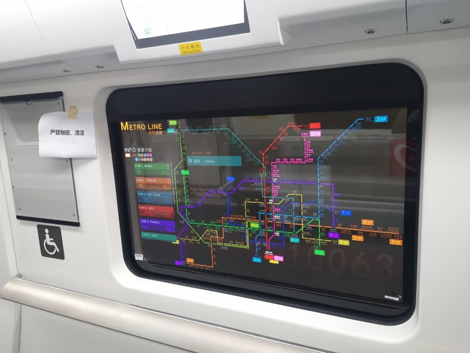 LG디스플레이가 중국 베이징과 심천 지하철 객실 차량내 윈도우용 투명 OLED를 세계최초로 공급했다. 사진은 중국 심천 지하철에 설치된 LG디스플레이 55인치 투명 OLED에 표기된 지하철 노선도. (LG디스플레이 제공)/그린포스트코리아